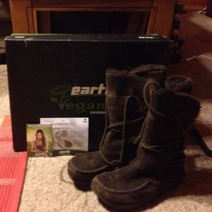 Earth brand vegan ergonomic boots brown faux suede