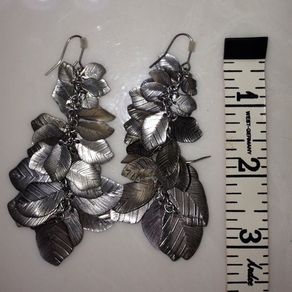 🚫SOLD IN BUNDLE🚫Silver feather earrings - Picture 2 of 2