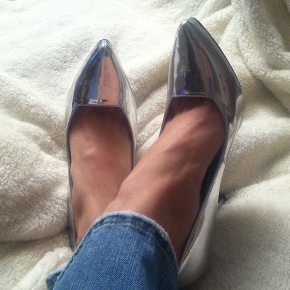 ⬇3/10 Metallic Silver Heels - Picture 2 of 4