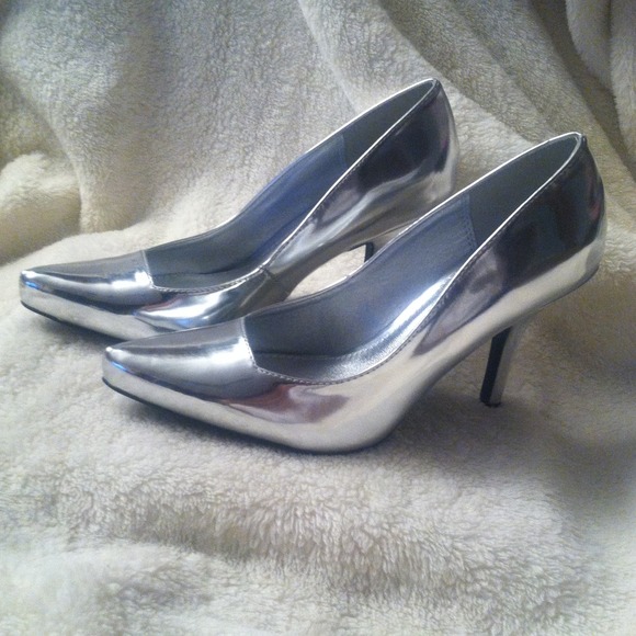 ⬇3/10 Metallic Silver Heels - Picture 3 of 4