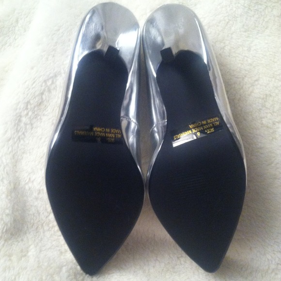 ⬇3/10 Metallic Silver Heels - Picture 4 of 4