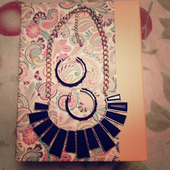 ***SOLD LOCAL***Black Necklace and earrings set