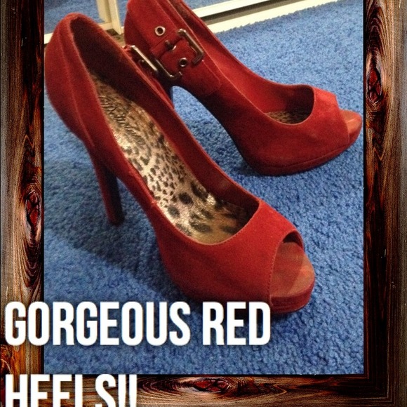 💢HOLD💢 Beautiful red suede heels 4 1/2" classy