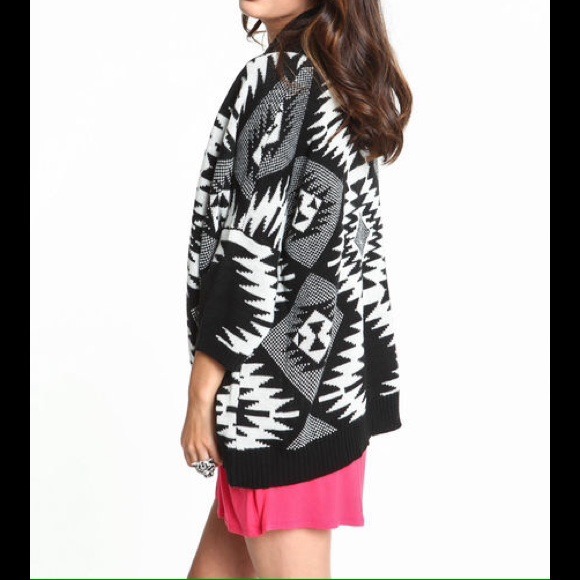 ⚡️SOLD OUT⚡️Oversized Tribal Print Cardigan - Picture 3 of 4
