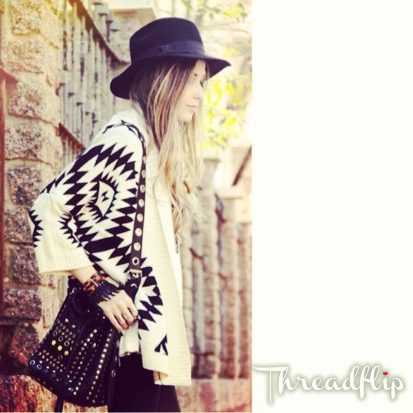 Over Sized Aztec Bat Wing Sweater Cartigan - Picture 3 of 4