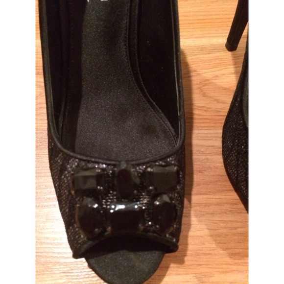 Sexy but Classy Lace High Heels (size 8.5) - Picture 4 of 4