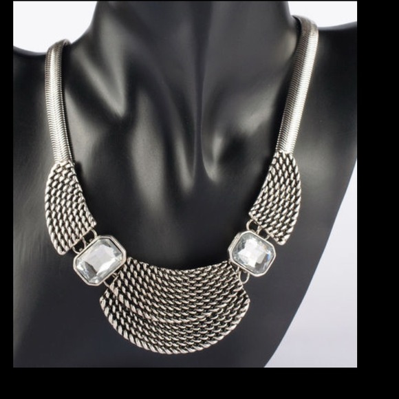 Jewelry - Collar Pendant Necklace