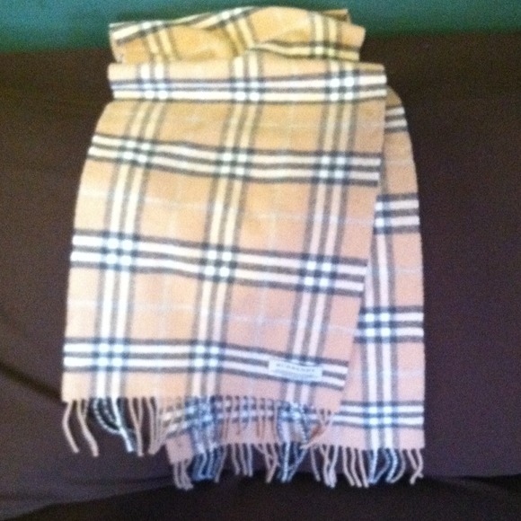 SOLD IN BUNDLE 💯Authentic Burberry scarf