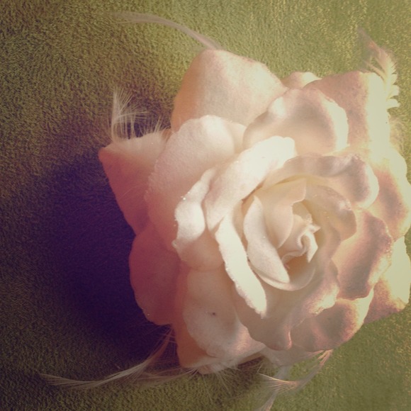 White rose clip or pen - Picture 1 of 3