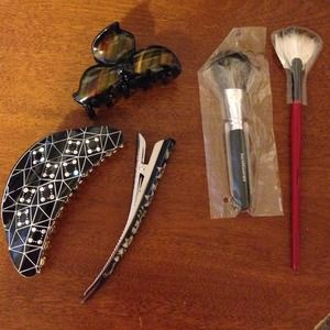 LOT OF HAIR CLIPS & MAKEUP BRUSHES
