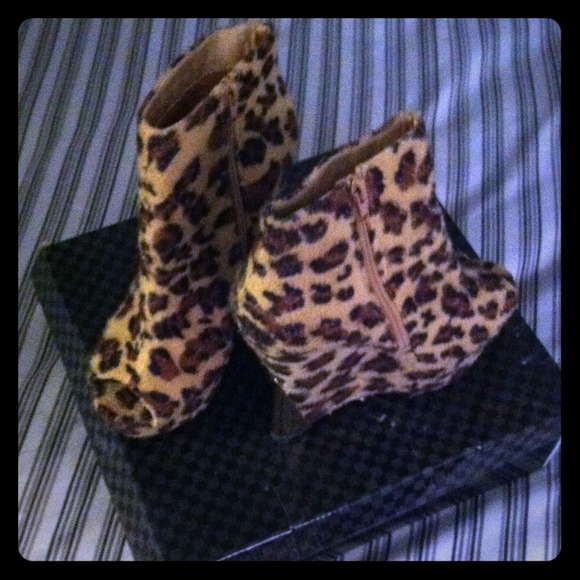 Leopard print wedges .