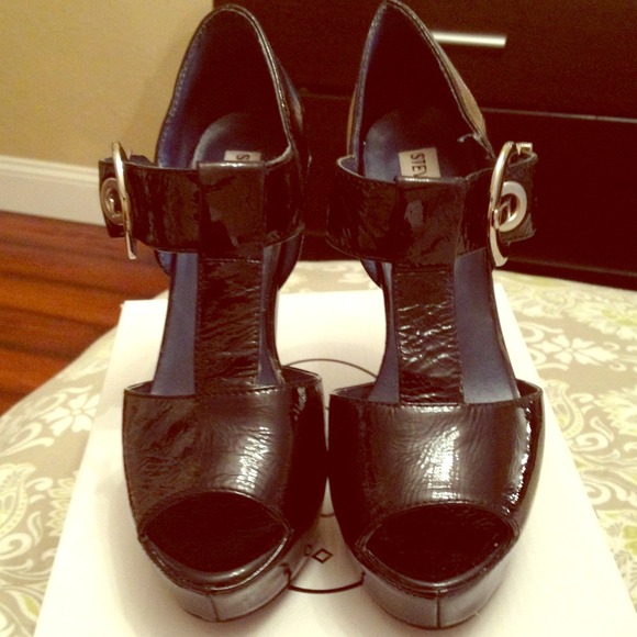 Steve Madden black pumps with a silver buckle