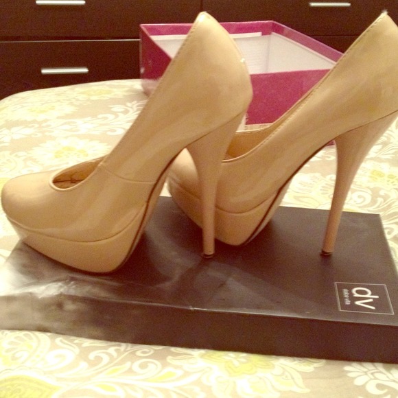 Nude pumps