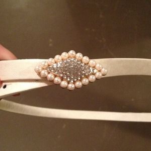 Thin white waist belt.