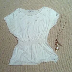 Embroidered Cream Top! 🎀