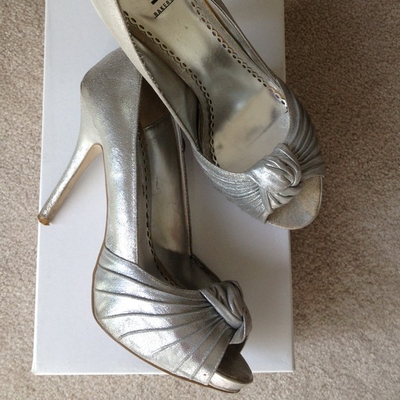 Silver heels - Picture 2 of 2