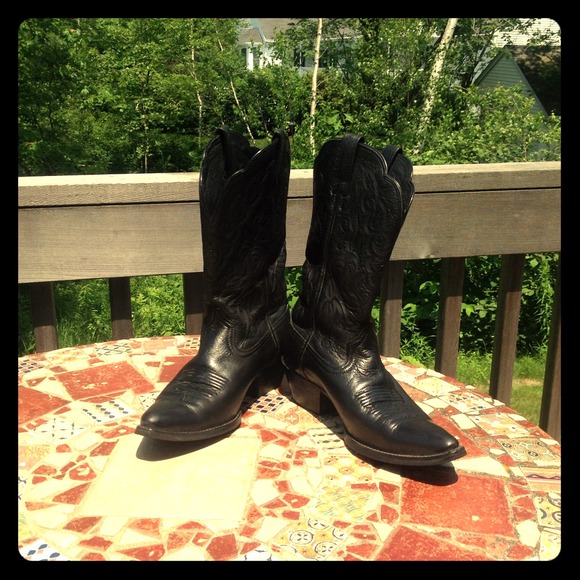 HOLD janellegelvezon ❤️ ARIAT BOOTS