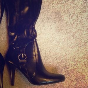 Long black heeled boots 😍