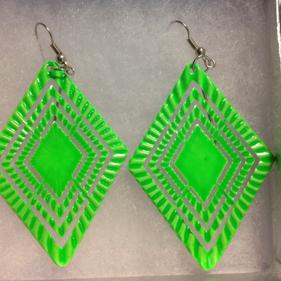 Line green earrings