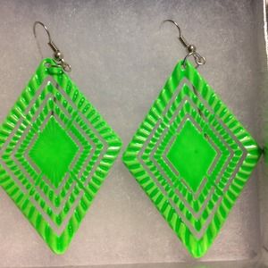 Line green earrings