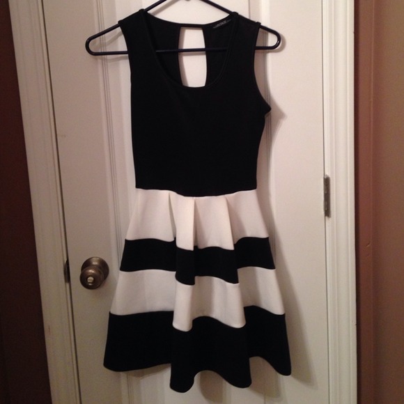 Flirty black & white sleeveless dress. - Picture 2 of 2