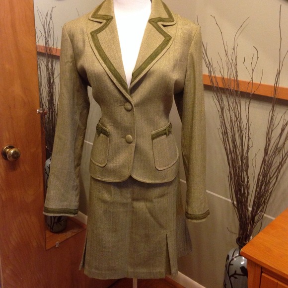 On sale! herringbone I.C.E. Skirt suit - Picture 1 of 4