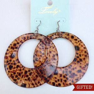 🎁Gifted to @hollynoel25🎁Cheeta print earrings.