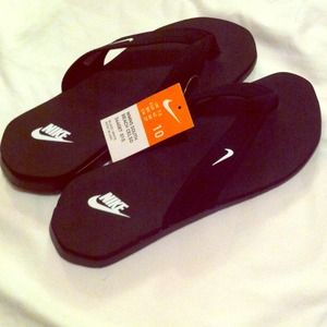 Black Nike flip flops