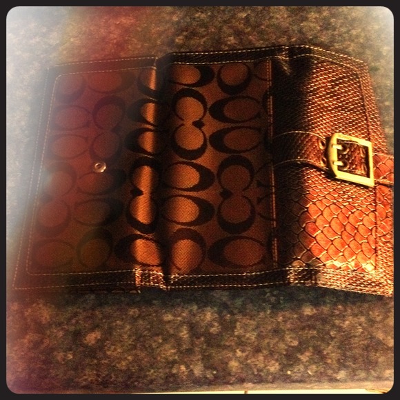 Reserved for @yummymedic Coach wallet brown