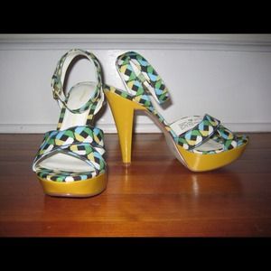 Chinese Laundry size 7 patterned sandals