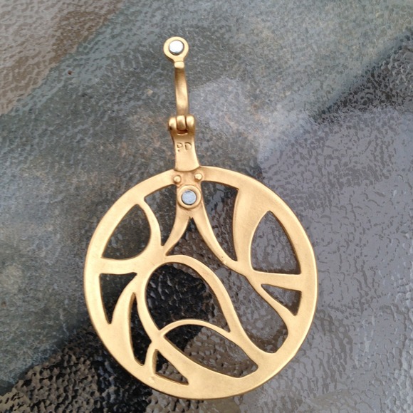 Elegant Pizzazz Goldtone Pendant - Picture 3 of 4
