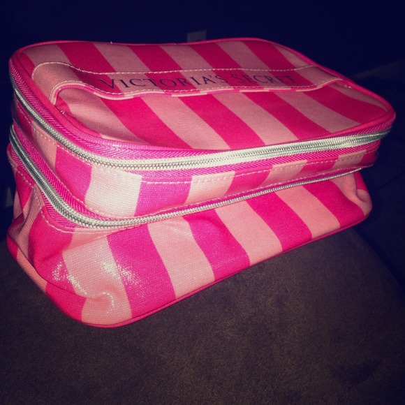 REDUCED!🎀 BNWT Victoria's Secret Cosmetic Case 🎀
