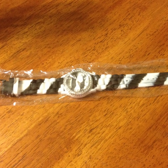 HOLD new black and white quartz bling watch. - Picture 4 of 4