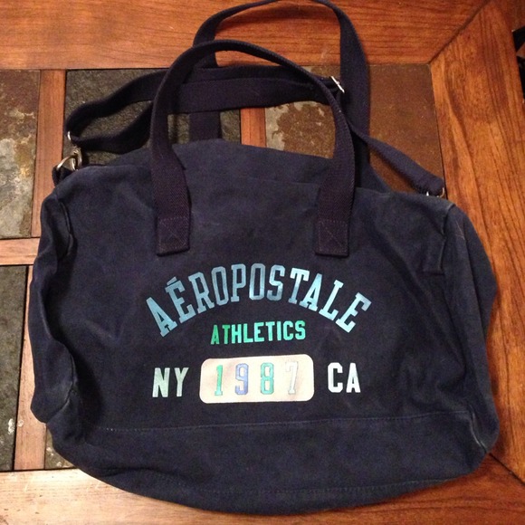 aeropostale Handbags - Aeropostale zipper duffle bag