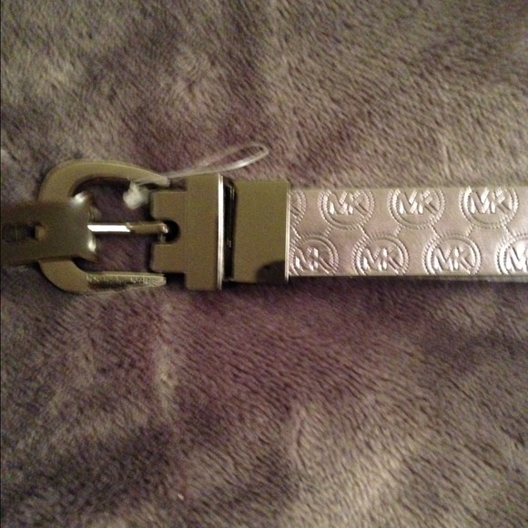 Sold 💯% Authentic Michael Kors reversible belt