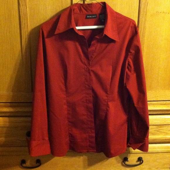 New York & co large wine colored shirt