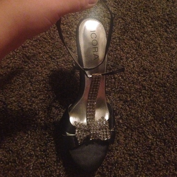 ⚡️FLASH SALE 🎀Blinged out bow-heels