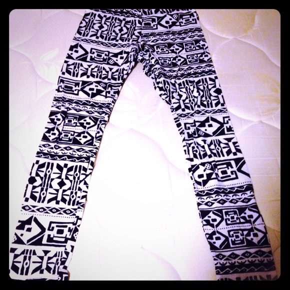Black/white pattern leggings