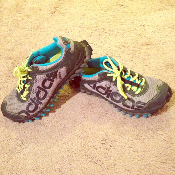 HOLDING Adidas Running Shoes