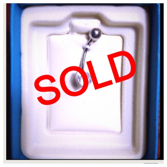❌❌SOLD to Leila S❌❌10K White gold heart belly ring