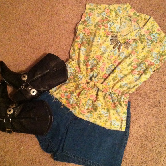 ❌SOLD❌Pretty vintage floral top