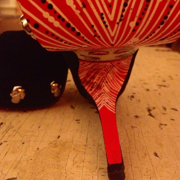 ✨SOLD19✨Skull peep toe stilettos - Picture 3 of 4