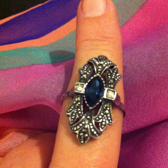%🚫SOLD%🚫Crystals and sapphire antique-style ring