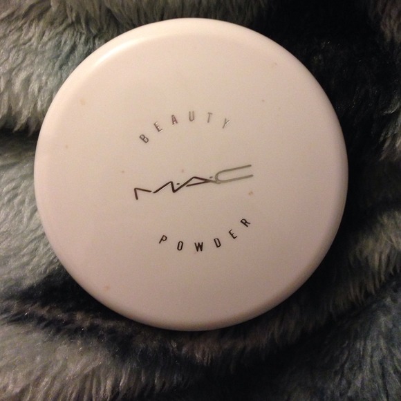 LE Mac SnowGlobe Beauty Powder