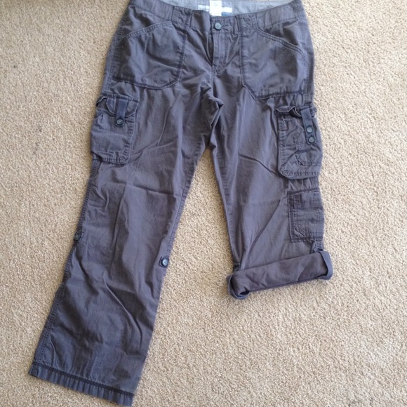 ⬇️REDUCED!⬇️Old navy cargo pants or capris