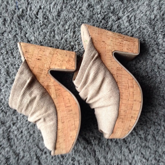 Adorable wedges .... Very tall heel
