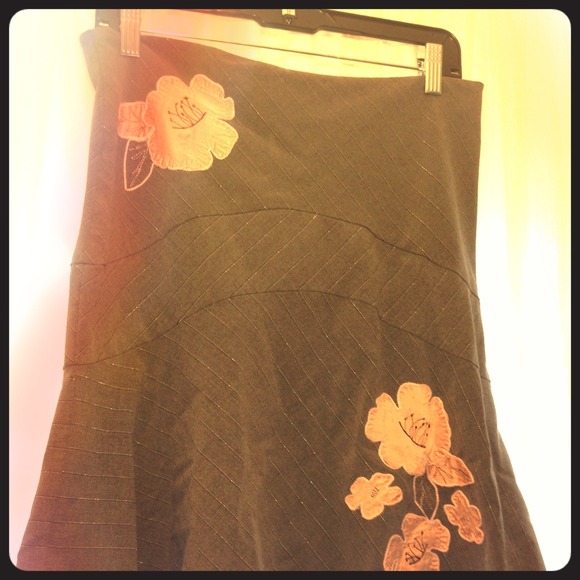 Bebe grey with pink flowers skirt