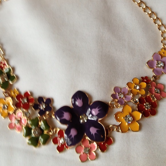 💥HP 11/15💥Beautiful statement necklace