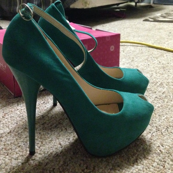 Brand new shoedazzle heels