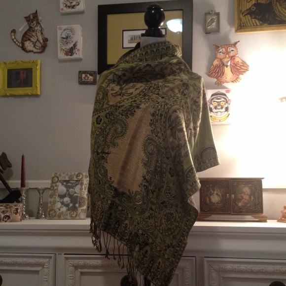 💔Sold💔 ️Green, Black, and Gold Pashmina Scarf - Picture 4 of 4